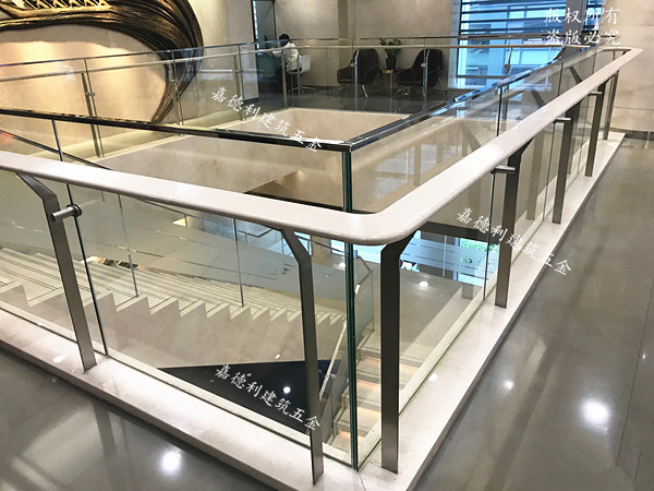 玻璃栏河