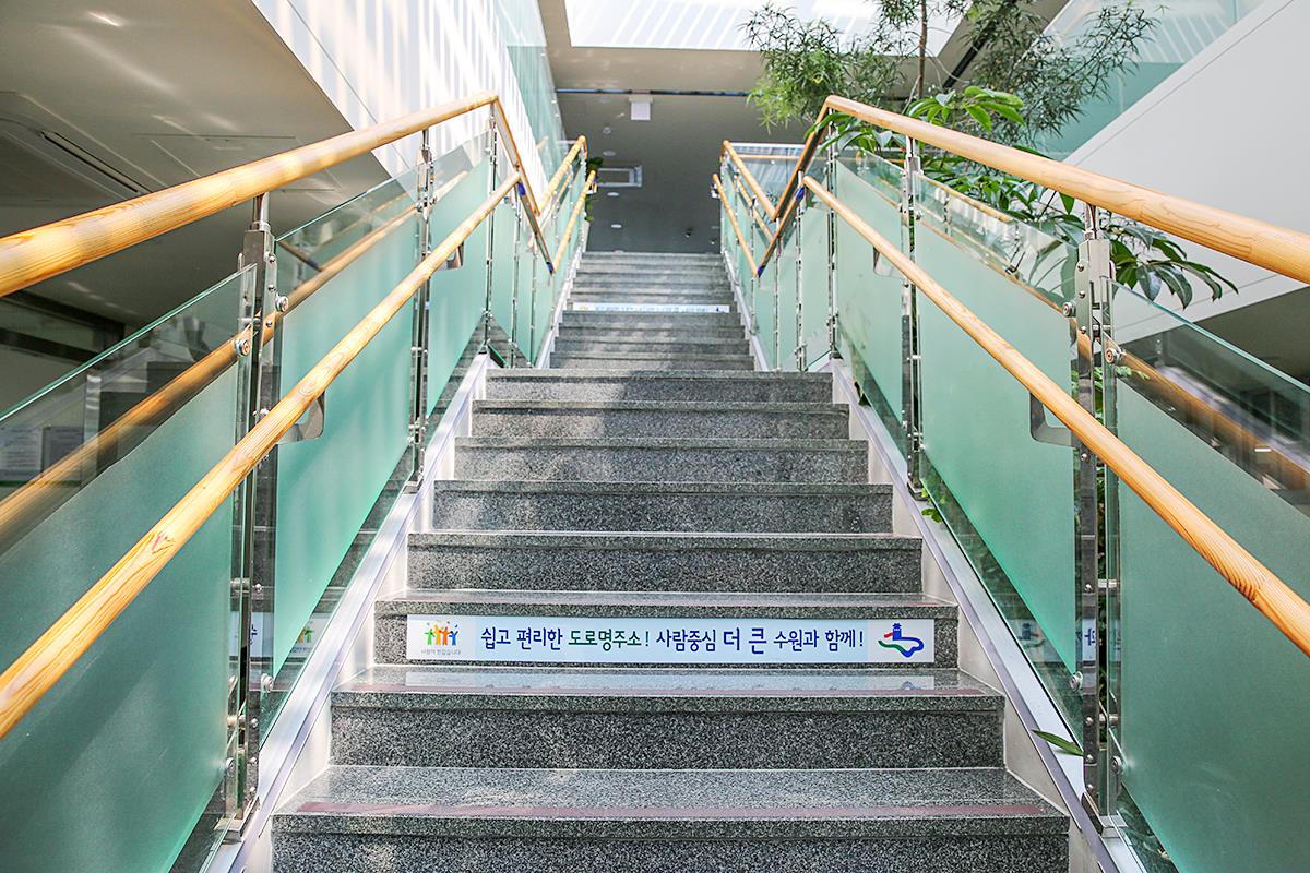 地铁站的不锈钢楼梯立柱如何维护？